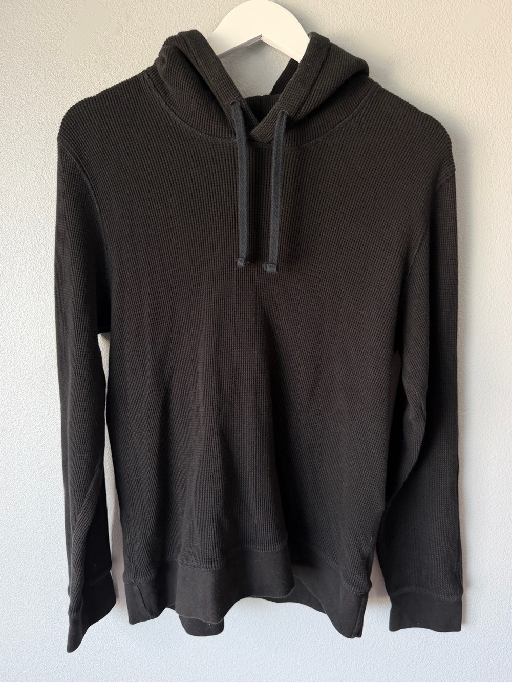 Everlane black thermal waffle knit hooded long sleeve top Men’s sz L
